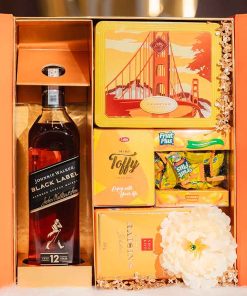 HỘP QUÀ VŨ MỘNG CẦM XUÂN VÀNG RƯỢU JOHNNIE WALKER BLACK LABEL 75CL